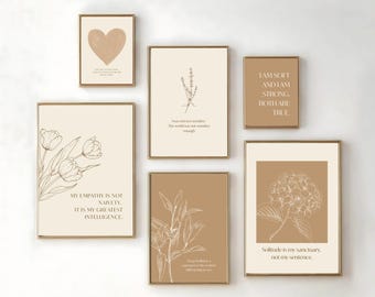 Puede incluir: Una colección de láminas artísticas enmarcadas con ilustraciones botánicas y citas inspiradoras. Las láminas presentan dibujos lineales de flores, corazones y texto en tonos neutros de beige, marrón y blanco. Los marcos tienen un acabado dorado.