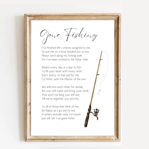 Op de afbeelding: Een printbaar gedicht over vissen met een aquarel-illustratie van een hengel en een molen. Het gedicht luidt "Gone Fishin' Ik heb de taken van het leven afgerond die aan mij waren toegewezen, Dus zet me op een boot die naar zee vaart Stuur mijn hengel mee, want ik ben uitgenodigd om te vissen Waar elke dag een dag is om te vissen, Om je hart te vullen met elke wens. Maak je geen zorgen of wees niet verdrietig om me. Ik vis met de Meester van de zee We zullen elkaar een tijdje missen, Maar je zult komen en je glimlach meebrengen Dat zal niet lang duren, zul je zien, Totdat we weer samen zijn, jij en ik Voor iedereen die aan me denkt. Wees gelukkig terwijl ik naar zee ga Als anderen zich afvragen waarom ik mis, Vertel ze dan dat ik gaan vissen ben"