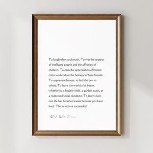 Puede incluir: Un marco de madera que contiene una impresi&oacute;n con una cita de Ralph Waldo Emerson en texto negro sobre un fondo blanco. La cita define el &eacute;xito.