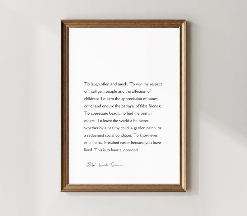 Puede incluir: Un marco de madera que contiene una impresi&oacute;n con una cita de Ralph Waldo Emerson en texto negro sobre un fondo blanco. La cita define el &eacute;xito.