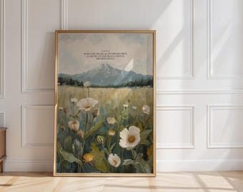 Könnte beinhalten: Ein gerahmter Kunstdruck mit einem Feld weißer Wildblumen mit gelben Zentren vor dem Hintergrund einer Bergkette und eines bewölkten Himmels. Der Druck enthält Text oben. Der Rahmen ist goldfarben.