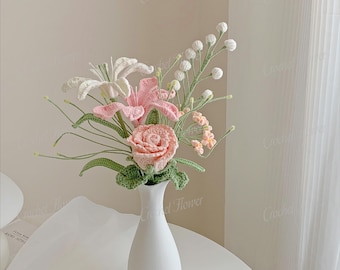 Ramo de flores de ganchillo hecho a mano: lirio, rosa y paniculata.