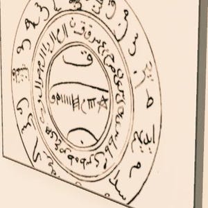 Puede incluir: Una obra de arte enmarcada con un diseño circular que presenta intrincada caligrafía y símbolos en tinta negra sobre un fondo crema. La obra de arte está inclinada, mostrando el lateral del marco.