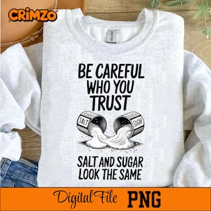 以下が含まれることがあります： 「BE CAREFUL WHO YOU TRUST」の文字と、塩と砂糖が容器から流れ出るイラストが描かれたライトグレーのスウェットシャツ。「SALT AND SUGAR LOOK THE SAME」のフレーズが下にあります。「Digital File PNG」の文字が下にあります。
