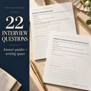 Peut inclure: Un cahier d'exercices pour entretien de réceptionniste médical comprenant 22 questions, des guides de réponse et des espaces d'écriture. Les pages présentent les questions 01 et 07 avec des structures et des lignes, avec un stylo doré.
