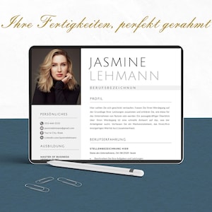 Pu&ograve; includere: Un curriculum vitae digitale visualizzato su un tablet, con un ritratto professionale di una donna di nome Jasmine Lehmann. Il curriculum include sezioni per dati personali, istruzione ed esperienza lavorativa, insieme a una penna e graffette.