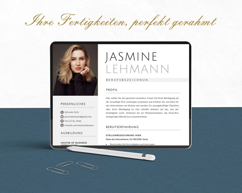 Pu&ograve; includere: Un curriculum vitae digitale visualizzato su un tablet, con un ritratto professionale di una donna di nome Jasmine Lehmann. Il curriculum include sezioni per dati personali, istruzione ed esperienza lavorativa, insieme a una penna e graffette.