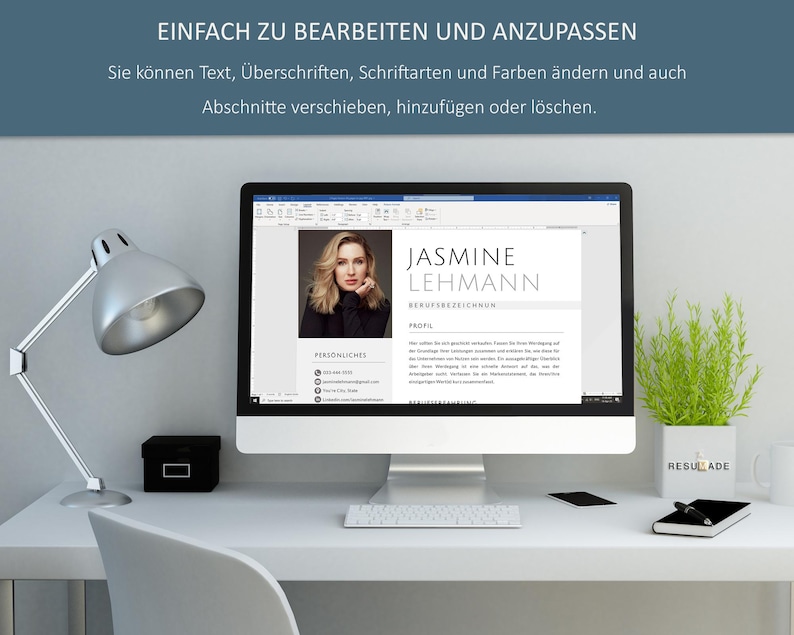 Pu&ograve; includere: Un monitor di computer mostra un modello di curriculum con il nome "JASMINE LEHMANN". Lo schermo mostra testo in tedesco e una foto di una donna. Una lampada da scrivania argentata, una piccola scatola nera e una pianta in un vaso bianco sono sulla scrivania bianca. Il testo recita "Einfach zu bearbeiten und anzupassen."