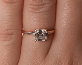Anillo solitario de moissanita de corte Asscher de 1,00 quilates: engaste clásico de catedral