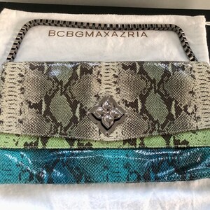 Nuevo sin etiqueta NWOT BCBG Maxazria BCBGMAXAZRIA bolso de mano con cadena de metal gris, con estampado de piel de serpiente y pitón en gris, azul y verde.