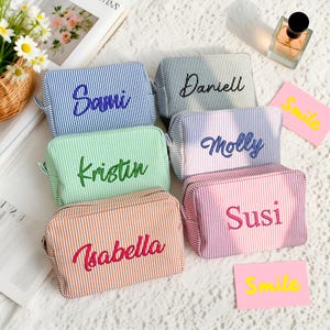 Pochette per il trucco in seersucker con nome ricamato, Pochette per il trucco, Pochette per il trucco da damigella d'onore, Pochette per il trucco con monogramma, Regali per damigelle d'onore, Regalo per lei