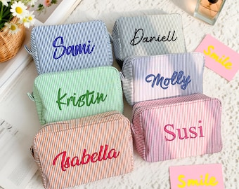 Nécessaire de maquiagem em tecido seersucker com nome bordado, Nécessaire de beleza, Nécessaire de maquiagem para madrinhas, Nécessaire de maquiagem com monograma, Presentes para madrinhas, Presente para ela