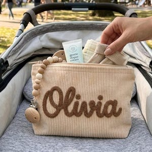 Pode incluir: Um conjunto de tr&ecirc;s canecas de cer&acirc;mica com acabamento salpicado e fosco. As canecas s&atilde;o em tons de creme, cinza claro e cinza escuro. Cada caneca tem um design simples e minimalista e uma al&ccedil;a arredondada.