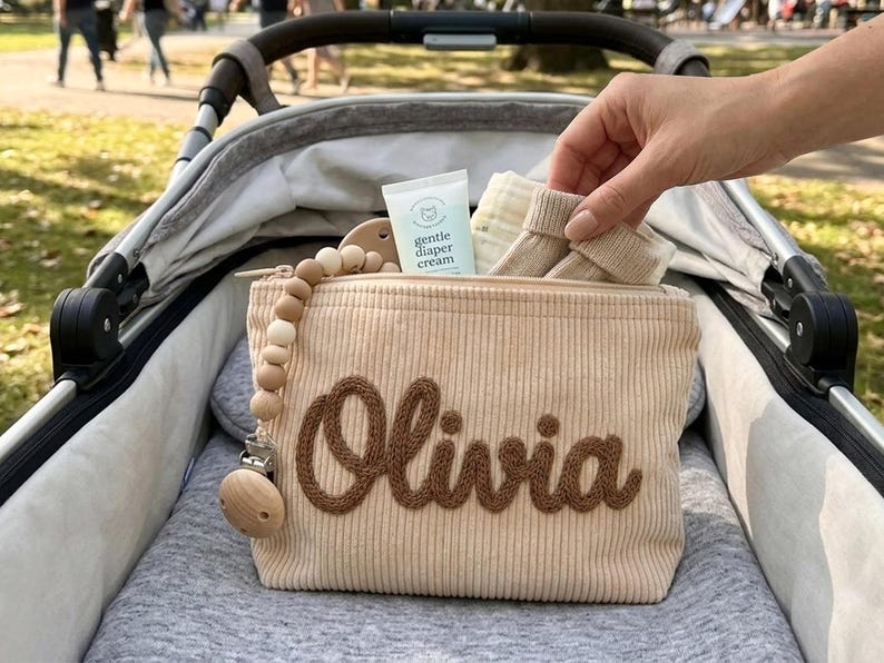 Pode incluir: Um conjunto de tr&ecirc;s canecas de cer&acirc;mica com acabamento salpicado e fosco. As canecas s&atilde;o em tons de creme, cinza claro e cinza escuro. Cada caneca tem um design simples e minimalista e uma al&ccedil;a arredondada.