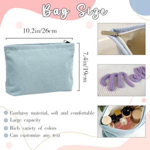 Pode incluir: Uma bolsa de veludo cotel&ecirc; azul claro, medindo 26 cm de comprimento e 19 cm de altura, com fecho de z&iacute;per. A imagem mostra as dimens&otilde;es e caracter&iacute;sticas da bolsa, incluindo seu material macio e grande capacidade. O texto indica op&ccedil;&otilde;es de personaliza&ccedil;&atilde;o.