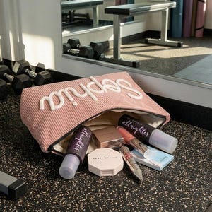 Pode incluir: Uma placa de madeira r&uacute;stica com o texto "Welcome to our home" em estilo manuscrito. A placa apresenta um acabamento desgastado e um design simples e convidativo, perfeito para uma varanda ou entrada.