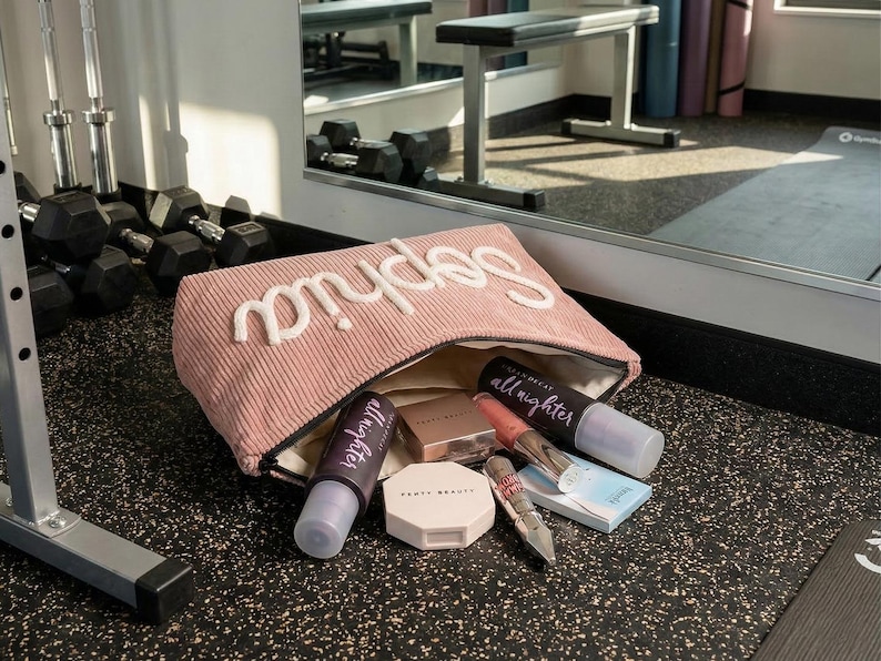 Pode incluir: Uma placa de madeira r&uacute;stica com o texto "Welcome to our home" em estilo manuscrito. A placa apresenta um acabamento desgastado e um design simples e convidativo, perfeito para uma varanda ou entrada.