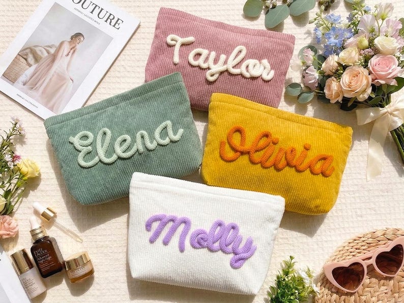 Pode incluir: Um conjunto de tr&ecirc;s canecas de cer&acirc;mica com acabamento manchado e fosco. As canecas s&atilde;o em tons de creme, cinza claro e cinza escuro. Cada caneca tem um design simples e minimalista, ideal para caf&eacute; ou ch&aacute;.