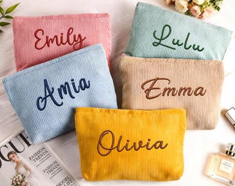 Nécessaire de maquiagem em veludo cotelê bordado, Nécessaire de maquiagem para madrinhas, Nécessaire de maquiagem com nome, Nécessaire de higiene pessoal com monograma bordado, Presente para madrinhas, Presente para ela