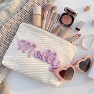 Pode incluir: Um conjunto de tr&ecirc;s canecas de cer&acirc;mica com acabamento fosco e salpicado. As canecas s&atilde;o em tons de creme, cinza claro e cinza escuro. Cada caneca tem um design simples e minimalista, ideal para caf&eacute; ou ch&aacute;.