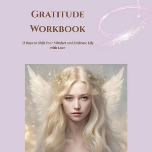 Può includere: Un'illustrazione digitale di una donna con lunghi capelli biondi e ali bianche. Lo sfondo è un morbido viola con glitter bianchi. Il testo "GRATITUDE WORKBOOK 31 Days to Shift Your Mindset and Embrace Life with Love" è in cima all'immagine.