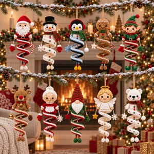 Può includere: Dieci decorazioni natalizie all'uncinetto raffiguranti Babbo Natale, un pupazzo di neve, un pinguino, un omino di pan di zenzero, un elfo, una renna, la signora Natale, uno gnomo, un angelo e un orso polare, tutti con corpo a spirale.