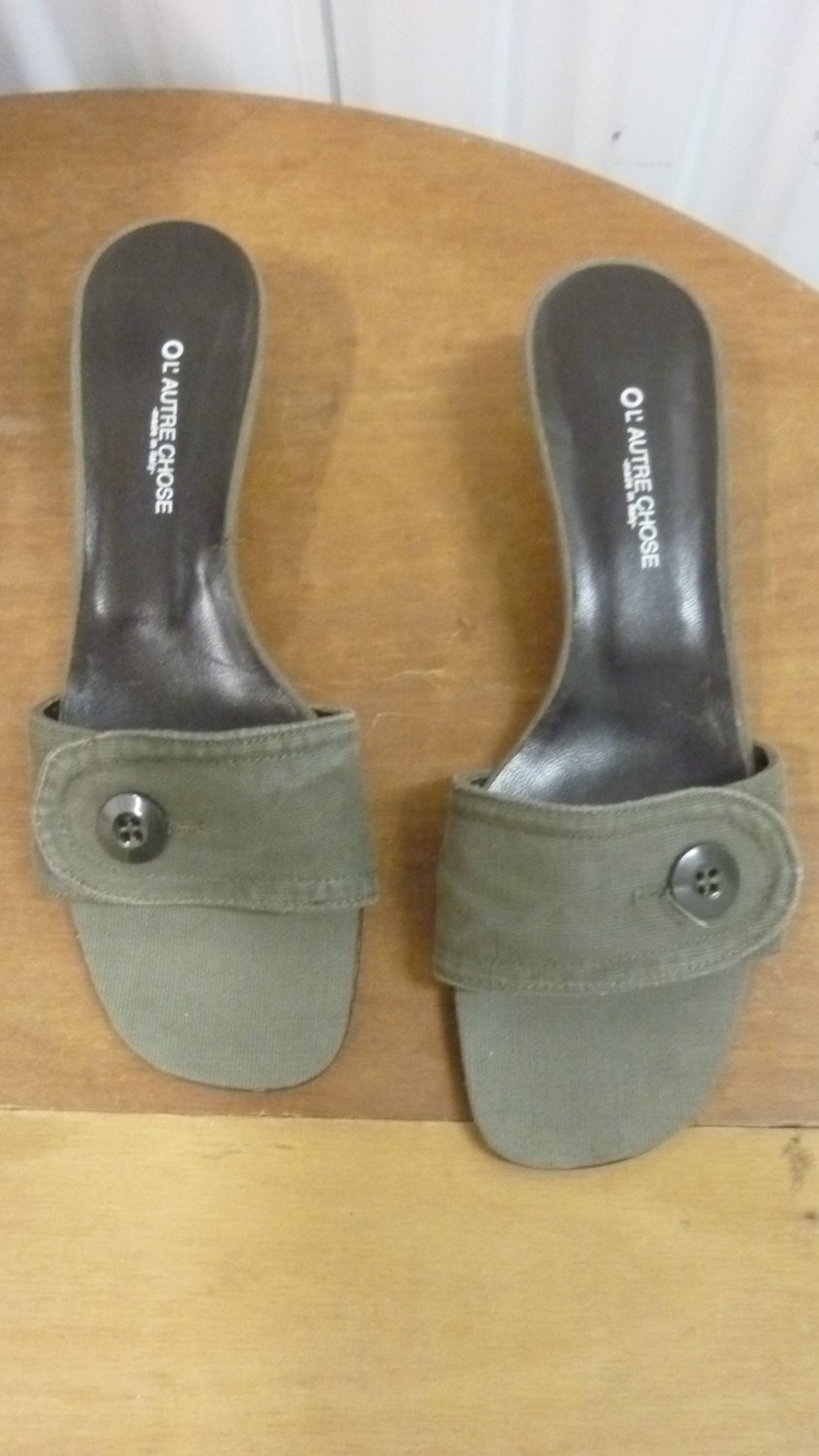 VINTAGE Khaki kitten heeled mule sandals made in Italy Etsy.de