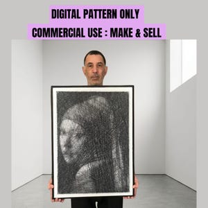 Könnte beinhalten: Ein gerahmtes Kunstwerk mit einem Porträt, das mit schwarzem Faden erstellt wurde. Das Bild zeigt eine Frau mit Kopfbedeckung. Das Kunstwerk wird von einer Person gehalten. Der Text oben lautet "DIGITAL PATTERN ONLY" und "COMMERCIAL USE: MAKE & SELL".