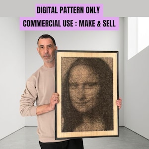 Może przedstawiać: Oprawiony portret Mony Lisy wykonany techniką string art. Dzieło wykonane jest czarną nicią na jasnym tle, oprawione w czarną ramę. Tekst "DIGITAL PATTERN ONLY COMMERCIAL USE: MAKE & SELL" jest wyświetlany powyżej.