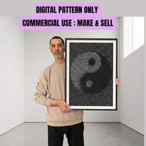 Könnte beinhalten: Ein gerahmter Schwarz-Weiß-Kunstdruck von Yin und Yang. Das Kunstwerk zeigt ein detailliertes, strukturiertes Design innerhalb des ikonischen Symbols. Der Text oben lautet "DIGITAL PATTERN ONLY" und "COMMERCIAL USE : MAKE & SELL".