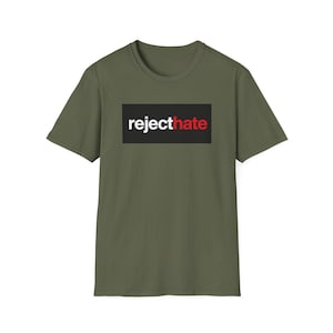 Könnte beinhalten: Ein olivgrünes Kurzarm-T-Shirt mit einer rechteckigen schwarzen Grafik auf der Brust. Die Grafik enthält das Wort reject in weißen Kleinbuchstaben, gefolgt von dem Wort hate in roten Kleinbuchstaben, mittig auf dem T-Shirt platziert.