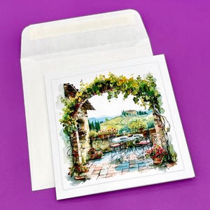 Könnte beinhalten: Aquarelldruck einer toskanischen Villenszene, mit einem mit Weinreben bedeckten Backsteinbogen, mit Blick auf einen Tisch, der zum Essen gedeckt ist. Der Druck befindet sich in einem weißen Umschlag, vor einem lila Hintergrund.