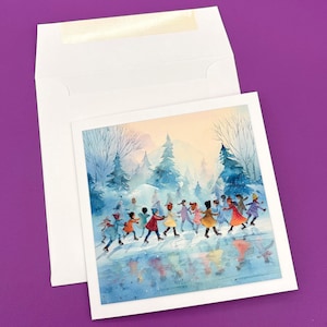 Puede incluir: Una tarjeta de felicitación de acuarela con una escena invernal de niños patinando sobre hielo. La tarjeta muestra un grupo de niños con abrigos y sombreros coloridos patinando sobre un estanque helado, con un bosque nevado al fondo. La tarjeta está dentro de un sobre blanco.