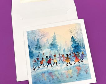 Op de afbeelding: Een aquarel wenskaart met een winters tafereel van schaatsende kinderen. De kaart toont een groep kinderen in kleurrijke jassen en mutsen die schaatsen op een bevroren vijver, met een besneeuwd bos op de achtergrond. De kaart zit in een witte envelop.