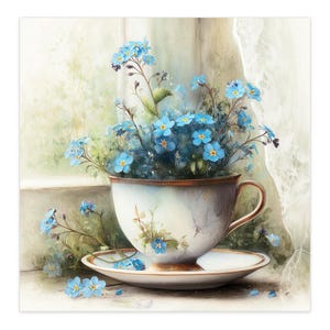 Può includere: Un dipinto ad acquerello di una tazza e un piattino pieni di fiori blu non ti scordar di me. La tazza è bianca con bordi dorati e decorazioni floreali. Lo sfondo presenta una finestra e tende trasparenti.