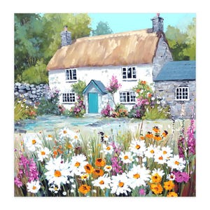 Può includere: Un dipinto di un cottage pittoresco con tetto di paglia, pareti bianche e una porta turchese. Il cottage è circondato da un giardino vibrante pieno di margherite bianche, fiori arancioni e viola e vegetazione lussureggiante. Un muro di pietra e un cielo blu completano la scena.