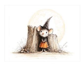 Peut inclure: Une illustration à la plume et à l'encre représentant une petite souris portant un chapeau noir pointu et une jupe orange, debout devant une grande souche d'arbre en bois. Une grande lune circulaire jaune pâle est visible en arrière-plan.