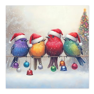 Puede incluir: Una ilustración caprichosa presenta cuatro pájaros coloridos posados en una cuerda, cada uno con un gorro de Papá Noel. Debajo, cuelgan adornos y campanas. Un árbol de Navidad está en el fondo, con un efecto de nieve.