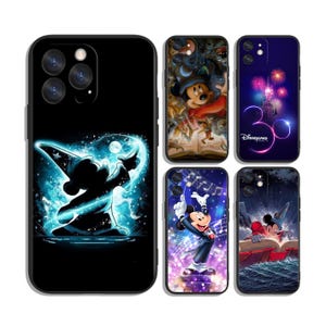 Könnte beinhalten: Eine Sammlung schwarzer Handyhüllen mit verschiedenen Mickey Mouse-Designs. Eine Hülle zeigt Mickey als Zauberer in einem blau-weißen Design. Weitere Hüllen zeigen Mickey in verschiedenen Posen und Umgebungen, darunter ein Disneyland-Design.