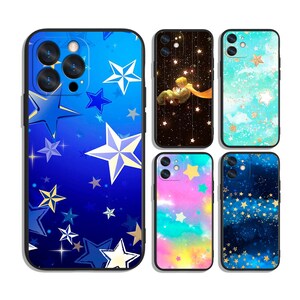 Puede incluir: Colección de fundas para teléfonos con varios diseños. Una funda presenta un degradado azul con estrellas blancas y azules. Otra muestra una escena de noche estrellada con una figura. Otras fundas tienen patrones de estrellas coloridas, incluido un diseño turquesa y dorado.