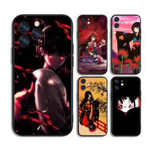 以下が含まれることがあります： アニメスタイルのイラストが描かれた携帯電話ケースのコレクション。赤い目と流れるような赤いアクセントを持つキャラクターや、日本の伝統的な衣装を着た他のキャラクターなど、さまざまなデザインが特徴です。