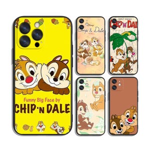 Könnte beinhalten: Eine Sammlung von Handyhüllen mit Chip und Chap-Charakteren. Designs beinhalten Chip und Chap mit dem Text "Funny Big Face by Chip 'N Dale" und andere Bilder des Disney-Duos. Die Hüllen sind gelb, braun und beige.