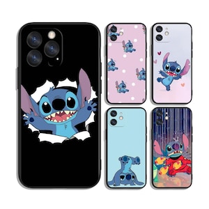 以下が含まれることがあります： アニメ映画『リロ＆スティッチ』のキャラクター、スティッチが描かれたスマホケースのコレクション。様々なポーズのスティッチが、黒、ピンク、青、そして線が降るデザインの背景に描かれています。ケースは黒、ピンク、青、白です。
