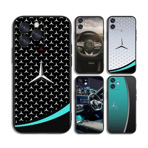 Pode incluir: Uma coleção de capas para smartphones com designs Mercedes-Benz. As capas exibem o logotipo da Mercedes-Benz e vários padrões, incluindo um fundo preto com estrelas brancas, imagens de interiores de carros e um design turquesa e preto.