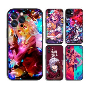 Peut inclure: Ensemble de cinq coques de téléphone avec des illustrations de style anime. Les coques présentent des œuvres d'art vibrantes avec des personnages dans des poses dynamiques, sur des fonds cosmiques colorés. Une coque affiche le texte "RIKU DOLA".