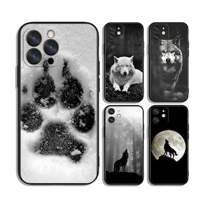 Può includere: Una collezione di custodie per telefoni con disegni di lupi. Le custodie mostrano immagini di lupi in vari contesti, tra cui un'impronta di zampa nella neve, un lupo in una foresta e un lupo che ulula alla luna. Le custodie sono in bianco e nero.