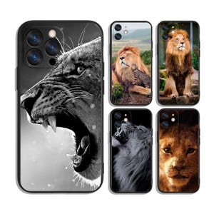 Puede incluir: Una colección de fundas para teléfonos con imágenes de leones. Las fundas muestran varios retratos de leones, incluido un león rugiendo en blanco y negro, y otras fundas con imágenes en color de leones en su hábitat natural. Las fundas son negras.