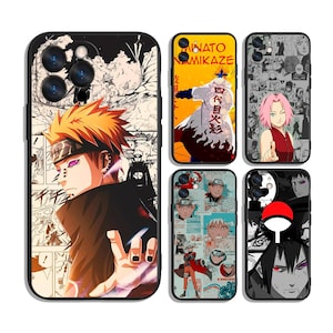 Könnte beinhalten: Eine Sammlung von Handyhüllen mit Anime-Charakteren. Die Hüllen zeigen verschiedene Charaktere in leuchtenden Farben, mit detaillierten Kunstwerken und Illustrationen im Manga-Stil. Jede Hülle hat einen schwarzen Rand und ein glänzendes Finish.