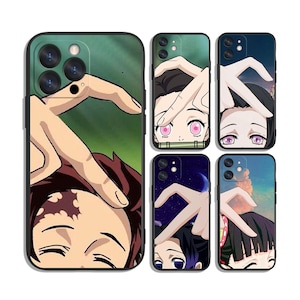 Könnte beinhalten: Eine Sammlung von Handyhüllen mit Anime-Charakter-Designs. Jede Hülle zeigt einen anderen Charakter mit einer Handgeste, die eine Herzform bildet. Die Hüllen haben einen schwarzen Rand und ein glänzendes Finish, mit leuchtenden Farben und detaillierten Kunstwerken.