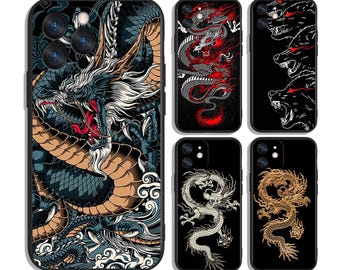 Puede incluir: Una colección de fundas negras para teléfonos con diseños de dragones y lobos. Las fundas muestran ilustraciones detalladas en varios colores, incluyendo rojo, dorado y blanco, sobre un fondo negro. Los diseños incluyen un gran dragón, un dragón de fuego y cabezas de lobo.